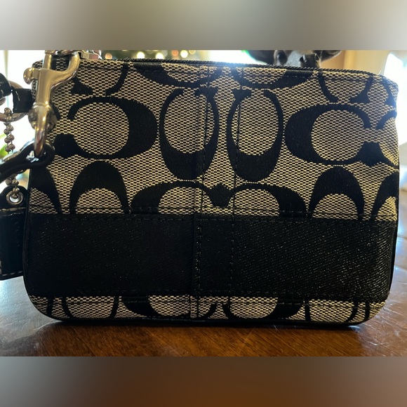 New w/out tags Coach wristlet - Picture 3 of 7